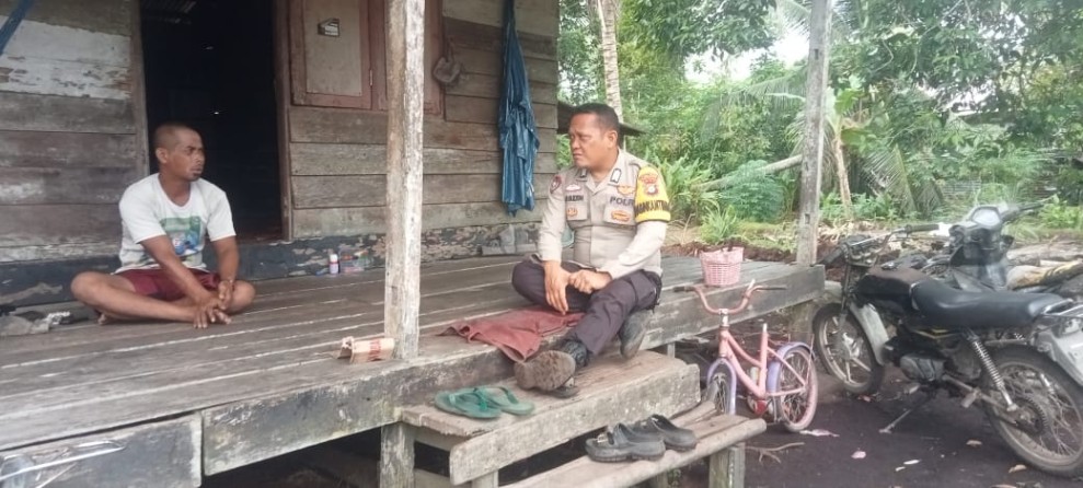 Bhabinkamtibmas Desa Bukit Sari Intan Jaya Laksanakan Giat Door To Door System
