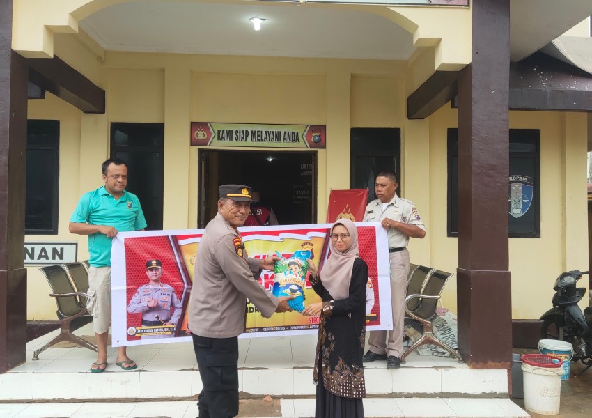 Jumat Berkah,Kapolsek Pulau Burung Berikan Tali Asih dan Sembako kepada Pegawai Harian Lepas