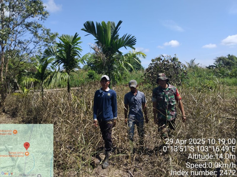 Babinsa Koramil 12/Batang Tuaka Lakukan Teknik Monitoring Lahan untuk Cegah Karhutla