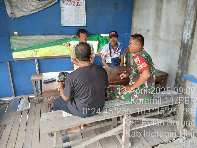Babinsa Koramil 11/Pulau Burung Lakukan Komunikasi Sosial untuk Jaga Kebersihan Lingkungan