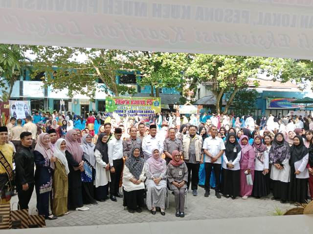 Panen Karya P5 SMAN 8 Pekanbaru: Angkat Kearifan Lokal Lewat Kue Mueh Riau