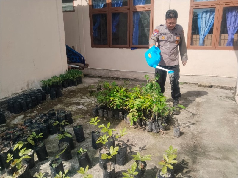 Polsek Keritang Kawal Ketahanan Pangan, Aiptu Untung Rutin Cek Perkembangan Bank Pohon
