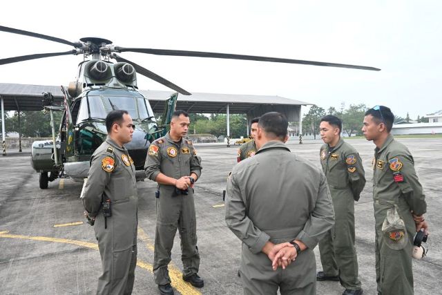 Dukung Operasi Kemanusiaan Helikopter TNI AU Pantau Banjir di Pelalawan