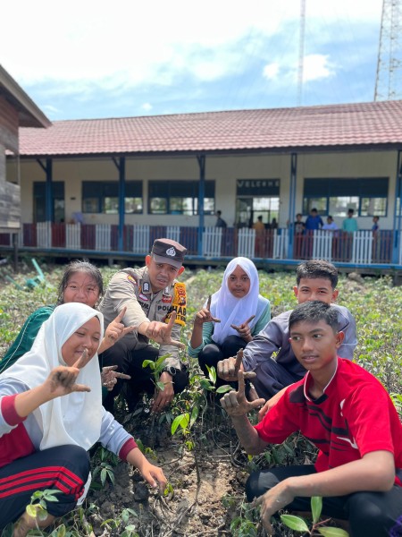 Penanaman Pohon Simbol Penerapan Program Green Policing Polsek Concong di Lingkungan Sekolah