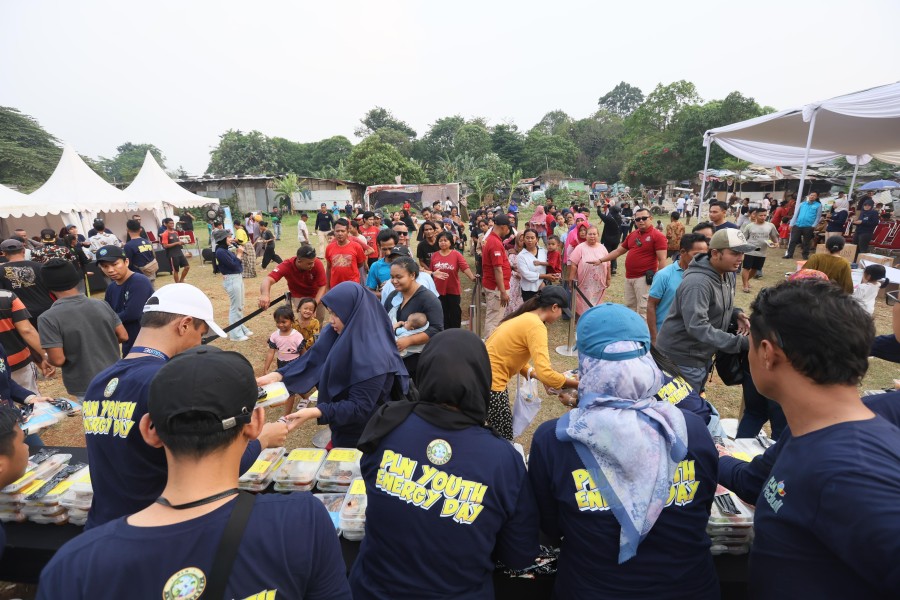 Relawan PLN Berikan Bantuan Pendidikan dan Kesehatan Warga Kampung Pemulung Jurang Mangu Timur