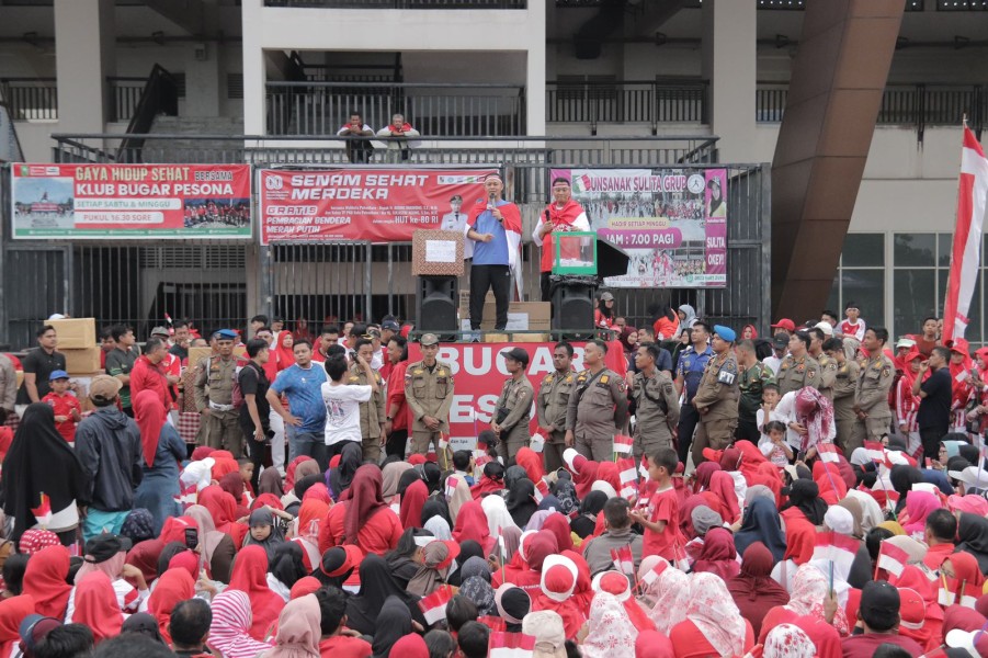 Sambut HUT RI, Wali Kota Senam Bersama Masyarakat dan Bagikan Bendera Merah Putih