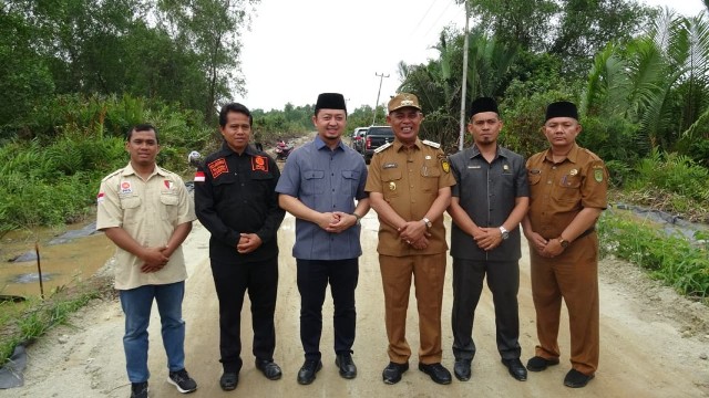 Bupati Inhil Dampingi Syahrul Aidi Tinjau Pembangunan Jalan Menuju Pelabuhan Roro Tembilahan