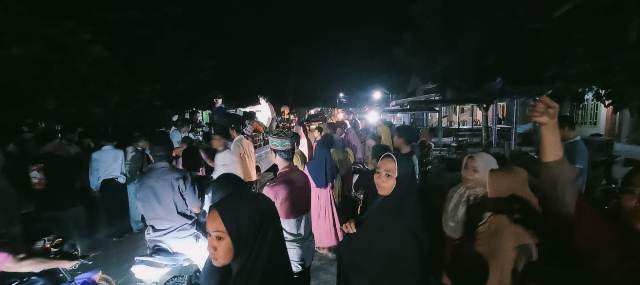 Isak Tangis Pecah Saat Masyarakat Bagan Jawa Sambut Kedatangan Jenazah Riki