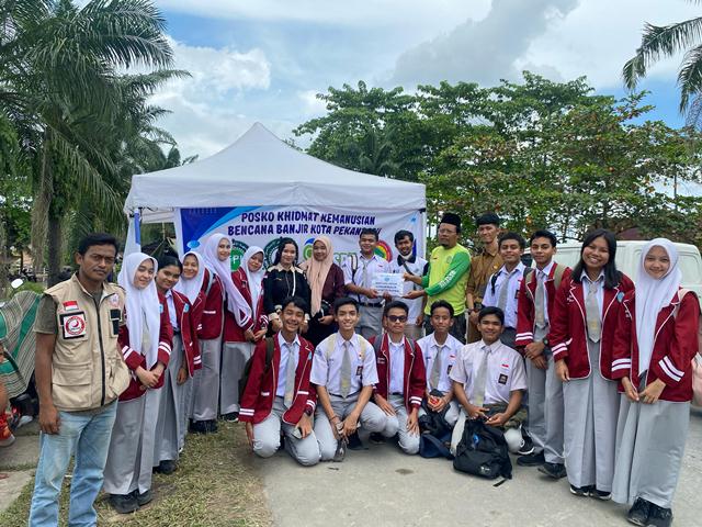 OSIS SMAN 4 Pekanbaru Adakan Penggalangan Dana dan Serahkan Bantuan Untuk Korban Banjir di Kecamatan Rumbai