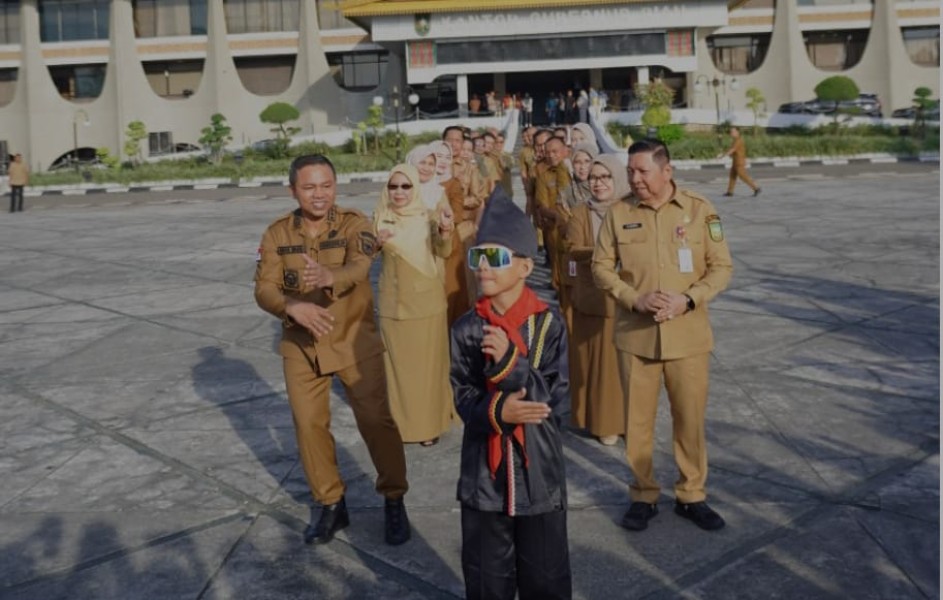 Gubri Abdul Wahid dan ASN Ikut Menari Bareng Bocah Viral Dikha, Promosikan Pacu Jalur