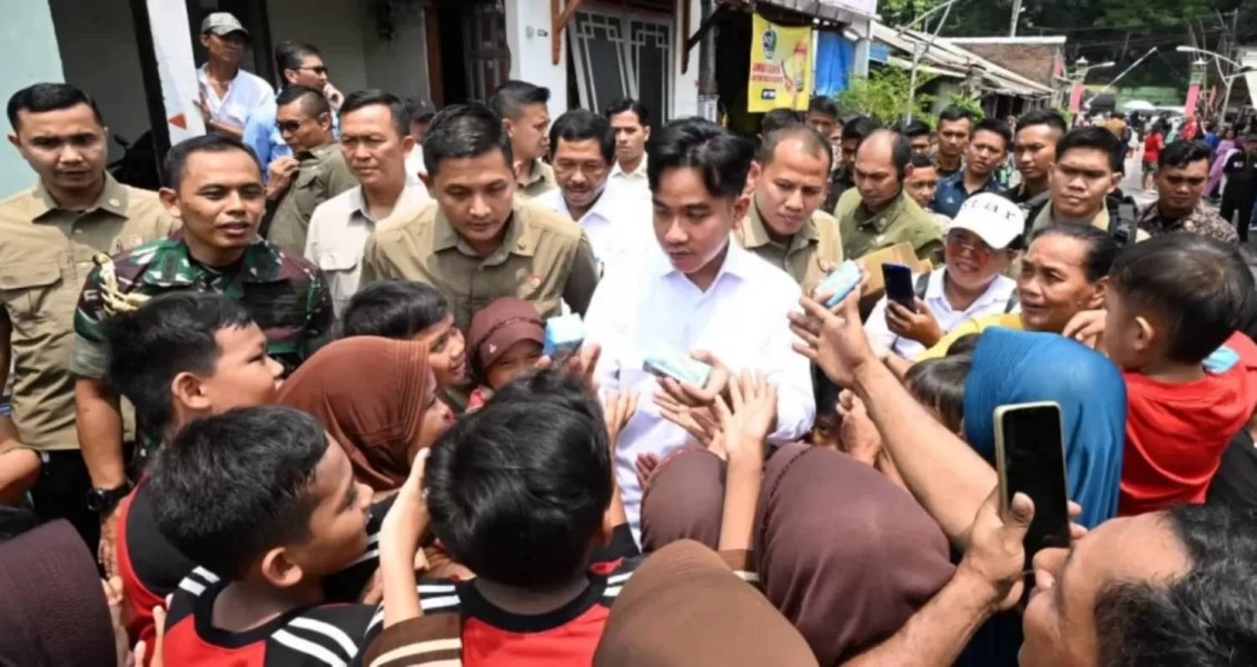 Wakil Presiden Gibran Tukar Minuman Anak-Anak dengan Susu di Sela Kunjungan di Kota Semarang Jawa Tengah