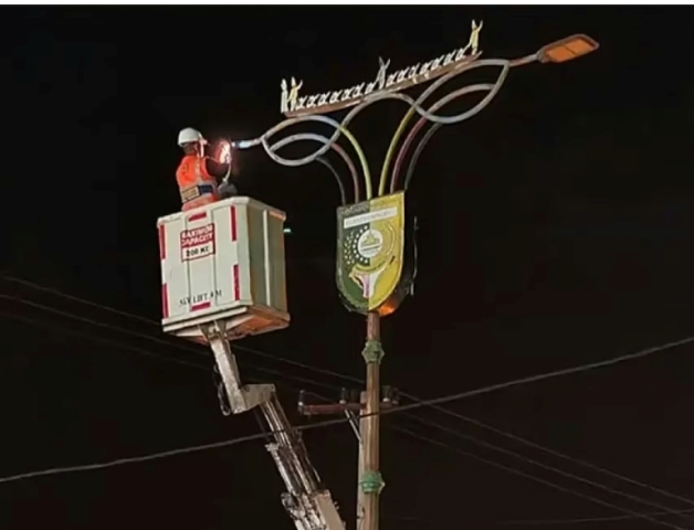 Sambut MTQ ke-44, Lampu Jalan di Kota Teluk Kuantan Dibersihkan dan Diperbaiki