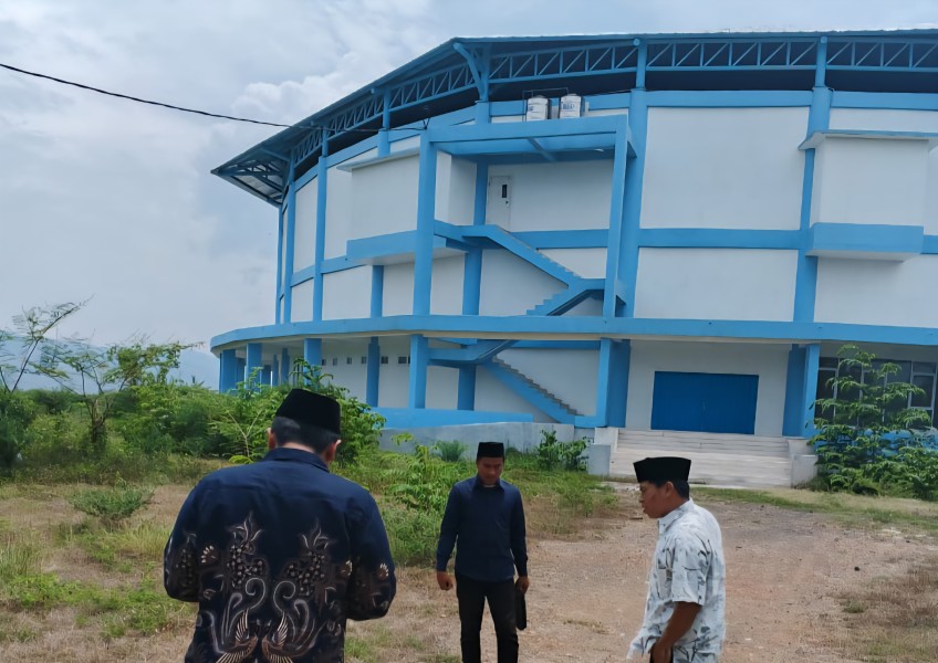 Telan Rp45 Miliar, GOR Situbondo Mangkrak dan Dipenuhi Rumput Liar