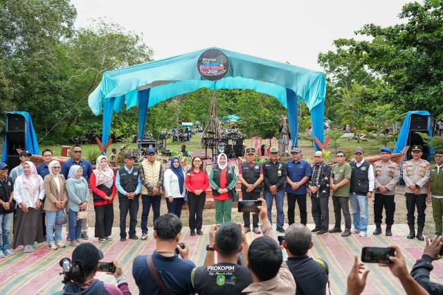 Buka Festival Telaga Air Merah, Bupati Asmar Apresiasi Kolaborasi Desa dan Perusahaan Bangun Wisata