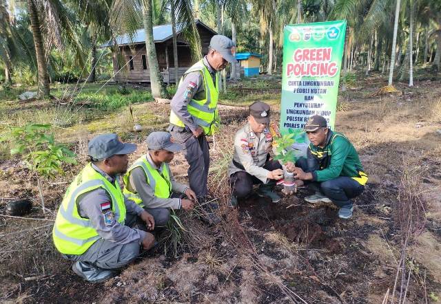 Polsek Rangsang Gandeng Satlinmas Tanam Pohon Dukung Green Policing