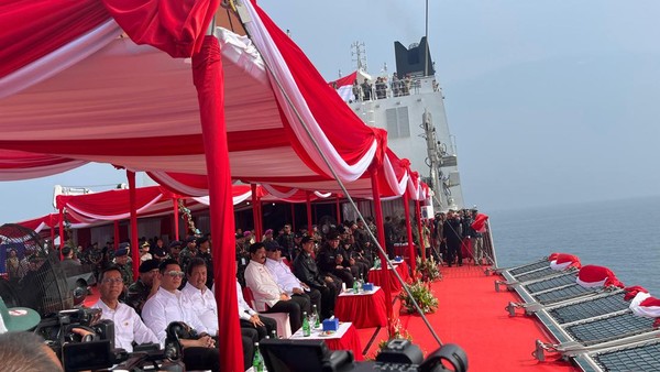 Jokowi dan Prabowo Menyaksikan sailing Pass Kapal Perang TNI AL