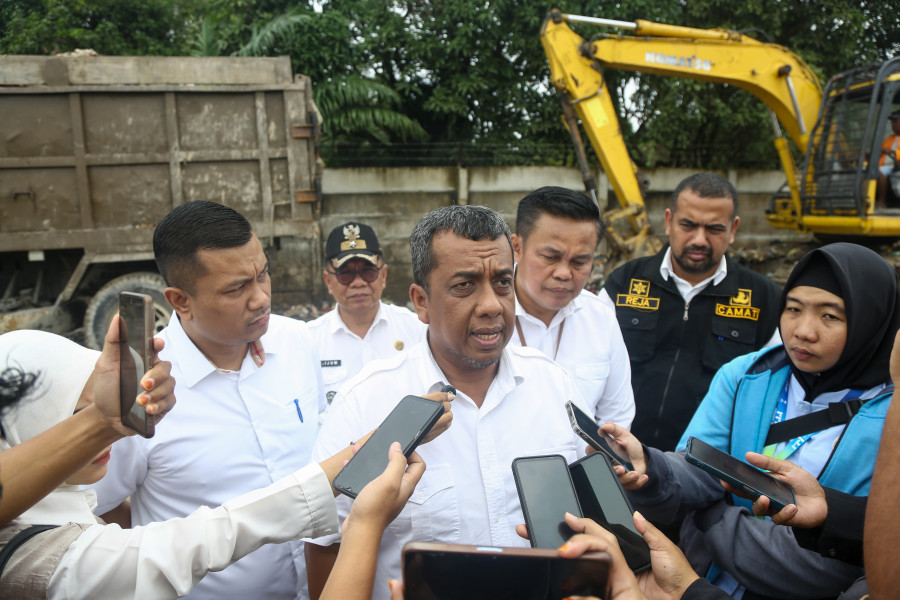 Pj Walikota Pekanbaru Tinjau Proses Pengangkutan Sampah di TPS Siak II