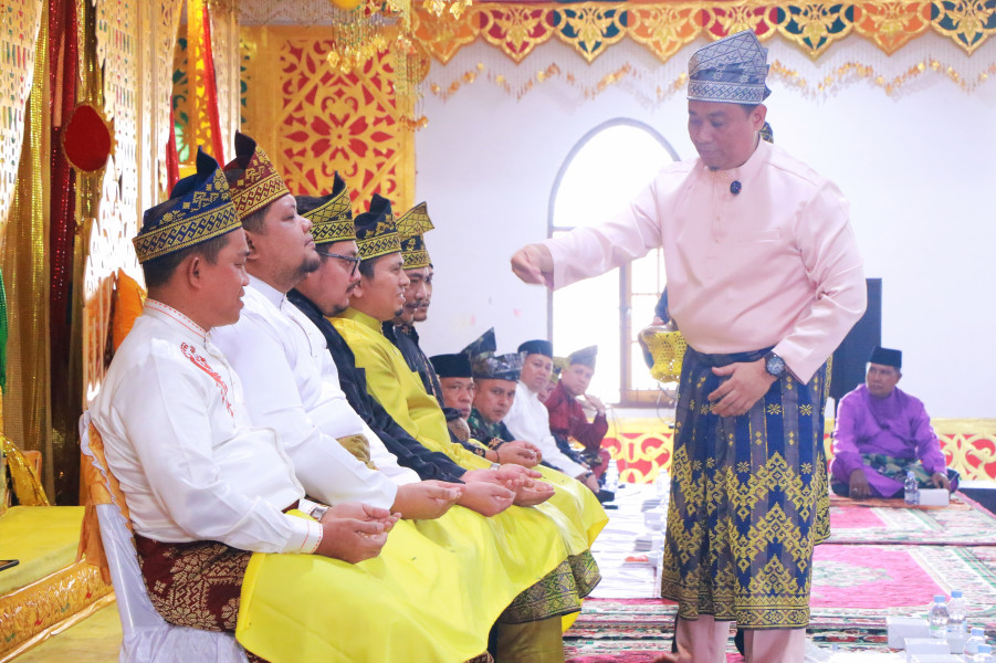 Wawako Hadiri Tradisi Tepuk Tepung Tawar untuk DPRD 2024-2029