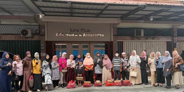 Advokat Ladies Riau Berbagi Bagikan Ratusan Paket Sembako