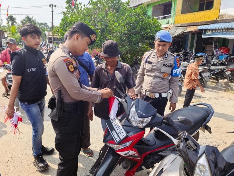 Polsek Enok Kobarkan Semangat Kemerdekaan, Bagikan Bendera Merah Putih di Pasar Enok
