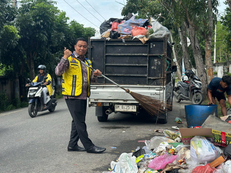 Wawako Pekanbaru Langsung Sapu Sampah Menumpuk