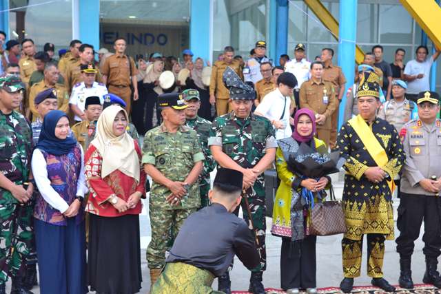 Bupati Meranti Sambut Kunjungan Kerja Danrem 031/Wira Bima dengan Prosesi Adat Melayu