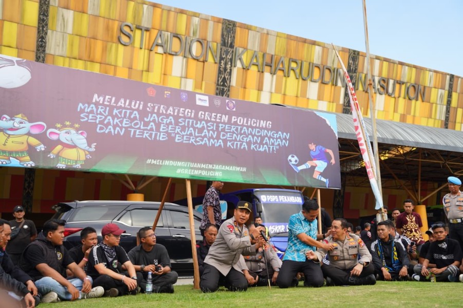Kapolda Riau Ajak Doa dan Makan Bersama Suporter PSPS Pekanbaru di Stadion Kaharuddin Nasution