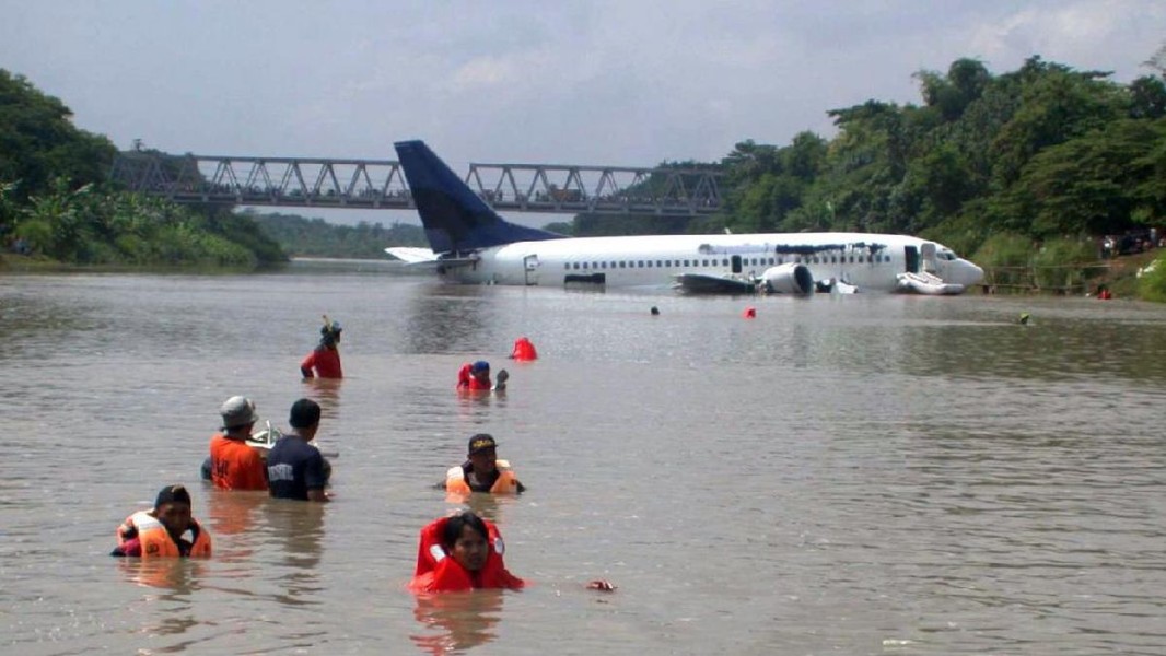 Tragedi Pendaratan Darurat Garuda Indonesia GA421 di Bengawan Solo: 23 Tahun Lalu