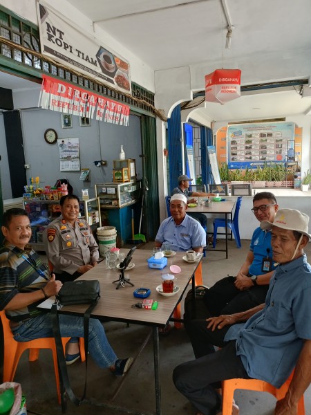 Kapolsek Pulau Burung Koordinasi Kamtibmas dan Sosialisasi Satkamling Bersama Tokoh Masyarakat