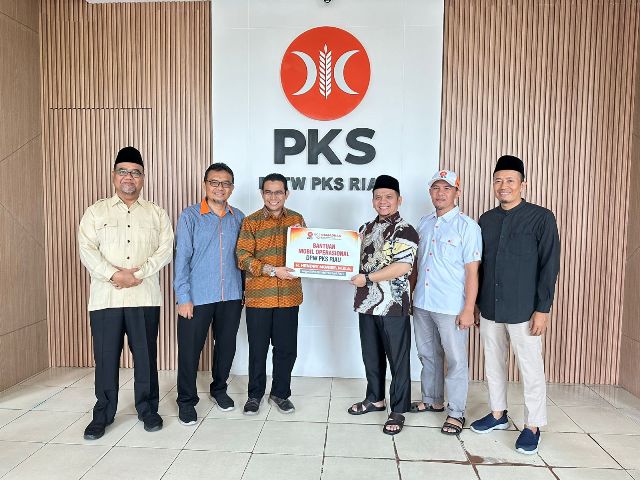 PKS Riau Terima Hibah Mobil Operasional dari Anggota DPR Hendry Munief