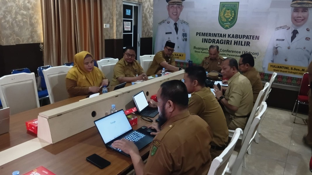 Bupati Indragiri Hilir Herman, bersama Sekretaris Daerah Tantawi Jauhari dan pejabat terkait, menerima atensi dari Direktorat Jenderal Bina Keuangan Daerah, Kementerian Dalam Negeri RI, terkait proyeksi keuangan daerah Tahun 