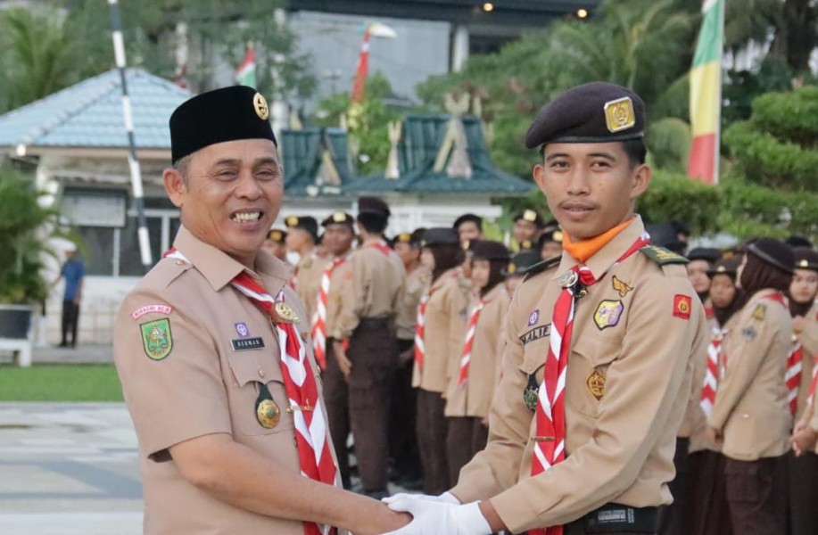 Upacara Gelar Senja, Bupati Inhil: Anggota Pramuka Harus Berkarya dengan Kreatif