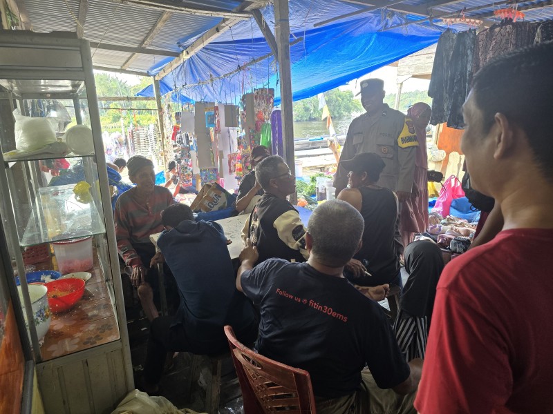 Bhabinkamtibmas Polsek Pelangiran Sambang Pasar Mingguan Desa Tanjung Simpang, Tekankan Kamtibmas dan Antisipasi Kejahatan
