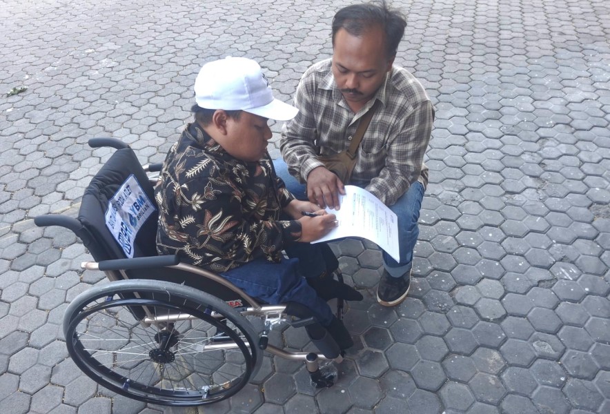Wujudkan Kesetaraan, YBM BRILiaN dan BRI Probolinggo Salurkan Kursi Roda bagi Penyandang Disabilitas