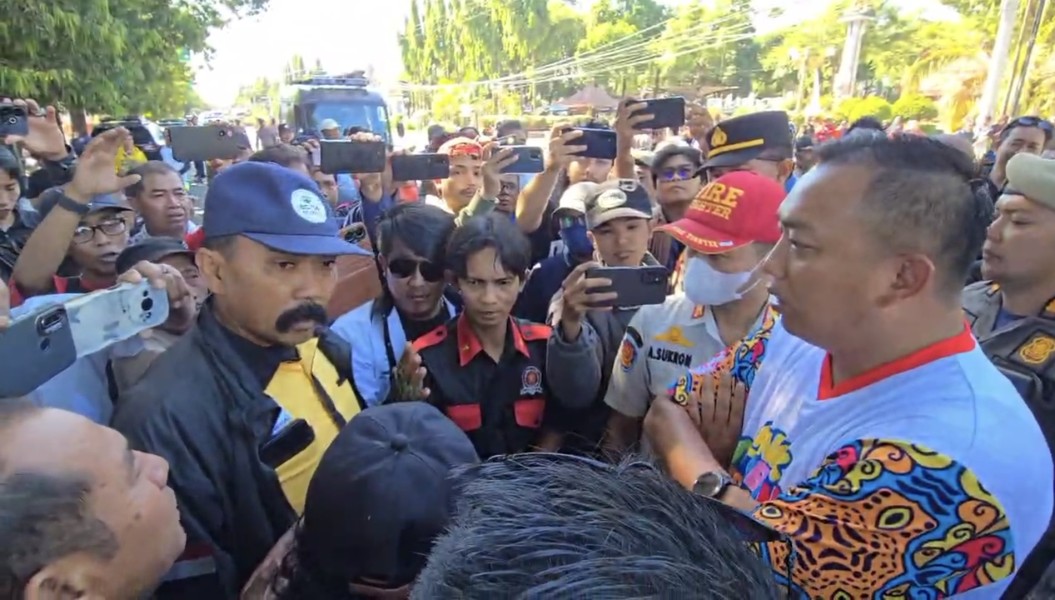 Dengarkan Tuntutan Pendemo, Bupati Situbondo: LSM dan Media Mitra Strategis Pemerintah