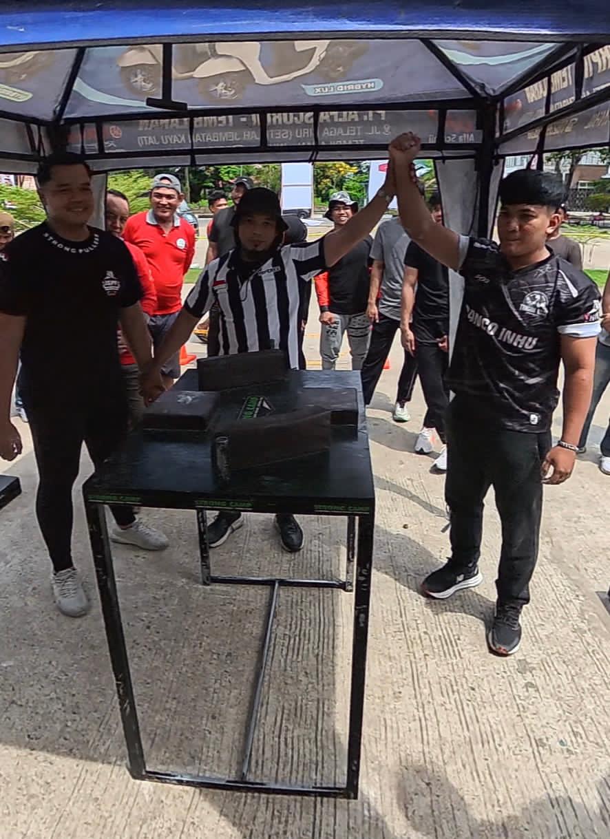 Aris dari Kabupaten Indragiri Hulu Raih Juara 1 Panco pada Kompetisi Strongman X Panco HUT Bhayangkara ke-80 Polsek Tembilahan