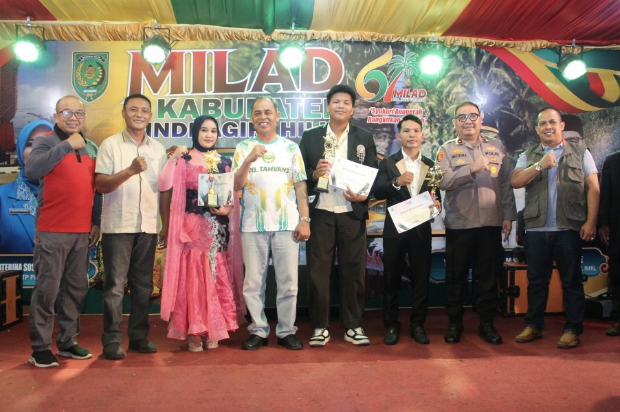 10 peserta Lomba Karaoke Dangdut Sempena Milad Inhil ke-61, yang melaju ke babak final, saling menampilkan karakter suara dan gaya terbaiknya untuk meraih Juara.