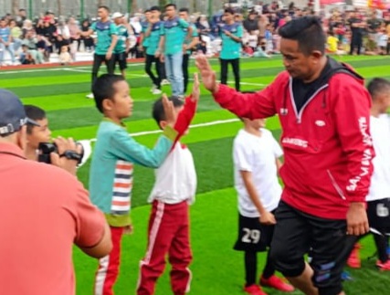 Bupati Zukri Jajal Lapangan Baru Mini Soccer Pangkalan Kerinci bersama Anak-anak