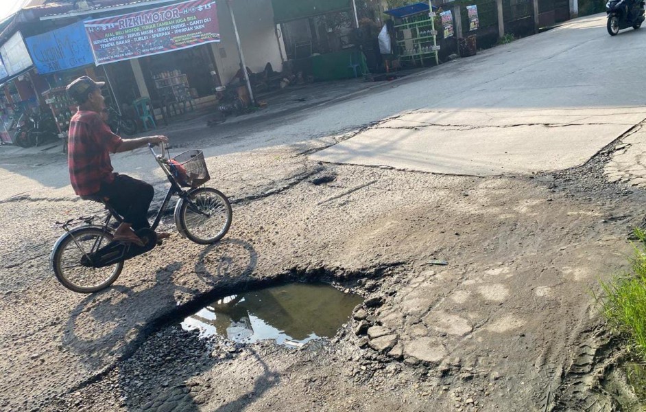 Warga Keluhkan Lubang Besar di Pertigaan Jalan Batang Tuaka–Lingkar II–Pekan Arba Tembilahan